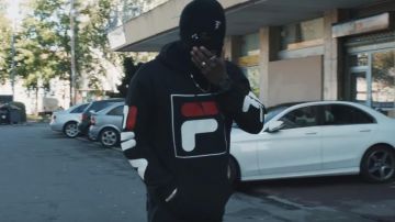 Le sweatshirt à capuche Fila dans le clip Twapplife de Siboy