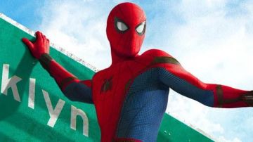 La réplique du costume porté par Peter Parker / Spider-Man (Tom Holland) dans Spider-Man : Homecoming