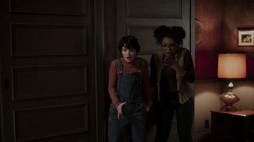 The dungarees in jean Susie Putnam (Lachlan Watson) in The New Adventures of Sabrina (Season 1)