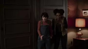 The dungarees in jean Susie Putnam (Lachlan Watson) in The New Adventures of Sabrina (Season 1)