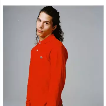 Le polo Lacoste rouge à manches longues porté par Moha La Squale sur son compte Instagram @mohalasquale 