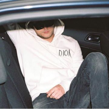 Le sweat Dior blanc porté par Vald sur son compte Instagram @valdsullyvan 