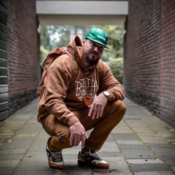 The pair of sneakers Nike Air Max 1 Susan reach by Tonton Gibs on his account Instagram @tonton_gibs 