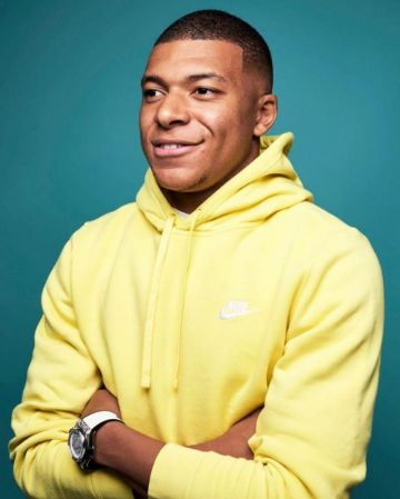 The hoody yellow Nike Kylian Mbappé on his account Instagram @k. mbappe