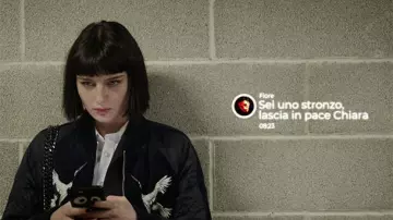 Bombardero bordado Golden Goose de Ludovica (Alice Pagani) en Baby (S02E03)