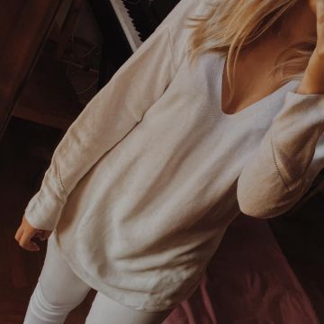 Pullover blanco de Arianna en la cuenta de Instagram @ariannatavaglione