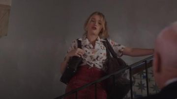 Rouge elana mini jupe portée par Kirby Anders (Maddison Brun) dans la Dynastie Saison 3 Épisode 2