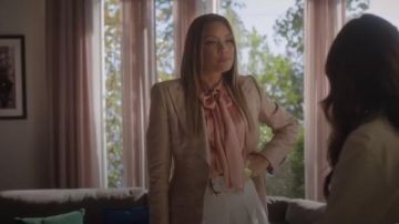 Blanc jordana ceinture porté par Dominique Deveraux (Michael Michele) dans la Dynastie Saison 3 Épisode 2