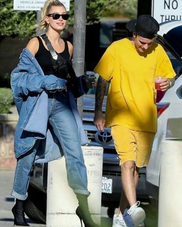 Botas de calcetín de spandex con cuchillo Balenciaga usadas por Hailey Baldwin Nobu Malibu 20 de octubre de 2019