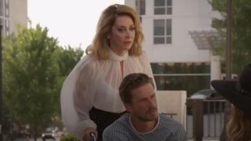 Blusa blanca de cuello de cerradura retorcida usada por Laura Van Kirk en Dynasty Temporada 3 Episodio 2
