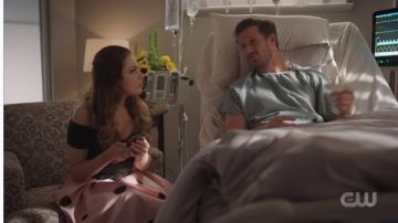 Noir hors-la-épaule chemisier porté par Fallon Carrington (Elizabeth Gillies) dans la Dynastie Saison 3 Épisode 2