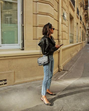 Veste en cuir noir de Julie Sariñana sur l'Instagram account @sincerelyjules