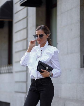 Bolso bandolera negro en piel de becerro negro de Silvia Zamora en la cuenta de Instagram @ladyaddict