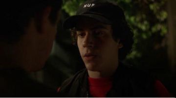 Gorra negra de Huf Essentials usada por Brando (Mirko Trovato) en Baby Temporada 02 Episodio 01