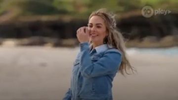 Kookai bleu nakumura veste en jean porté par Angie Kent dans La Bachelorette Saison 5 Épisode 3