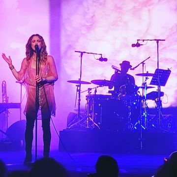 Chanel vintage gold triple chain belt worn by Vanessa Paradis Les Sources Tour Concert in Saint Gilles October 16, 2019