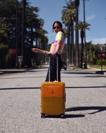 Jaune valise de Elisa Taviti sur l'Instagram account @elisataviti