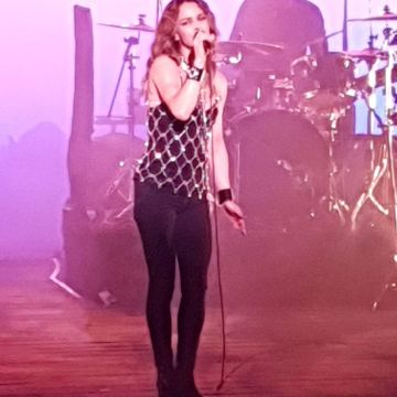 Frame le color cropped mid rise skinny jeans worn by Vanessa Paradis Les Sources Tour Concert in Reunion October 17, 2019