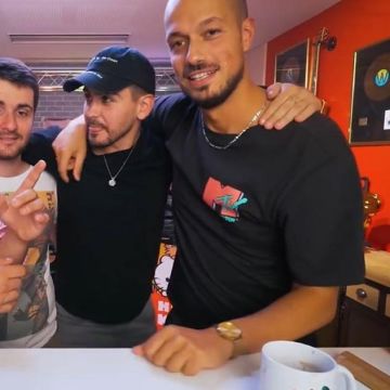 The black t-shirt MTV colorful worn by Carlito on the account Instagram of @squeezie_account_fan__