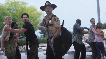 The dress of the sherif Rick Grimes (Andrew Lincoln) in The Walking Dead (S01E05)