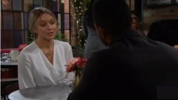 Blanc envelopper chemisier porté par Abby Newman (Melissa Ordway) comme on le voit sur les Jeunes et Les Agités 21 octobre 2019