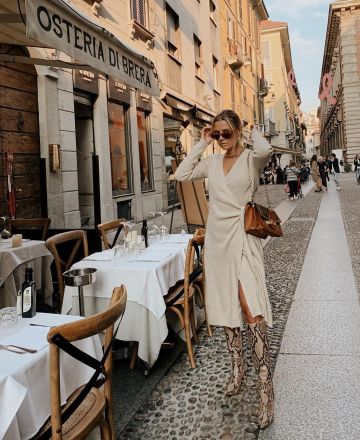 Khaki V Neckline Dress of Veronica Ferraro on the Instagram account @veronicaferraro