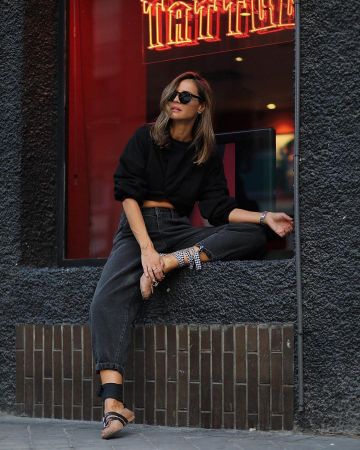 Gafas negras de tierra polarizadas de Silvia Zamora en la cuenta de Instagram @ladyaddict