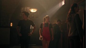 Blanc Reiley en Cuir Sac à Bandoulière porté par Betty Cooper (Lili Reinhart) à Riverdale Saison 4 Épisode 2