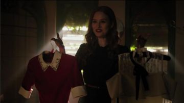  Noire Ornée de Crêpe Mini Robe portée par Cheryl Fleur (Madelaine Petsch) à Riverdale Saison 4 Épisode 2