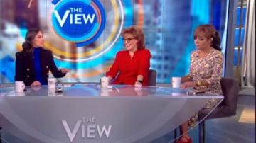 Blusa de seda Elie tahari ciara usada por Joy Behar en The View 19 de octubre de 2019