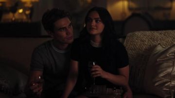 Sandro noir court haut en maille avec des bijoux de collier porté par Veronica Lodge (Camila Mendes) à Riverdale Saison 4 Épisode 2