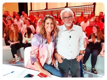 Chaqueta blazer estampada en púrpura y rosa de Valerie Benaim en la cuenta de Instagram de @valerie.benaim