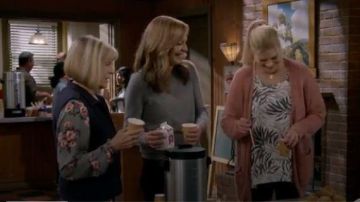 Jcrew tippi suéter gris usado por Bonnie (Allison Janney) en Mom Temporada 07 Episodio 04