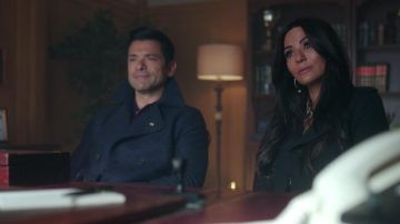 Abrigo Gris Caban de Hiram Lodge (Mark Consuelos) en Riverdale S02E10