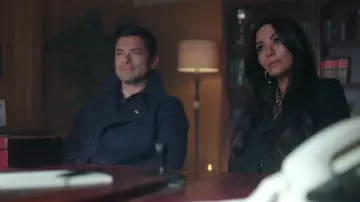 La manteau caban gris de Hiram Lodge (Mark Consuelos) dans Riverdale S02E10