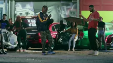 La paire de Travis Scott x Air Jordan 4 “Houston Oilers” portée par Travis Scott dans son clip SICKO MODE feat. Drake
