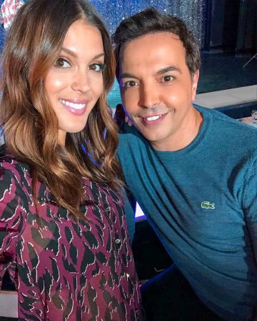 The blouse fluid V-neck buttoned to the front of the Iris Mittenaere on his account Instagram @irismittenaeremf