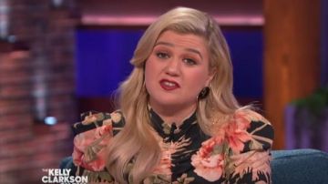 Vestido de cortina de espionaje de Zimmermann con estampado de peonía usado por Kelly Clarkson en The Kelly Clarkson Show 19 de octubre de 2019