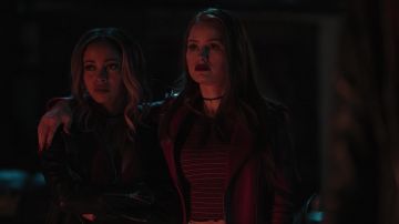 Le collier choker cœur porté par Cheryl Blossom (Madelaine Petsch) dans Riverdale S03E05