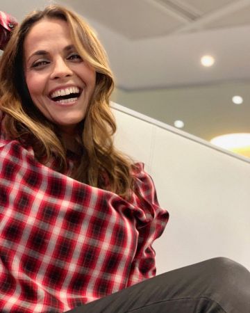 La blouse à carreaux de Cali Morales sur le compte Instagram de @calimoralesm6