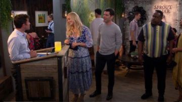 Les Gens libres blue floral bouton midi robe portée par Gemma (Beth Behrs) dans Le Voisinage de la Saison 02 Episode 05