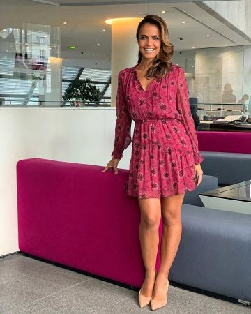 La robe rose imprimée de Cali Morales sur le compte Instagram de @calimoralesm6