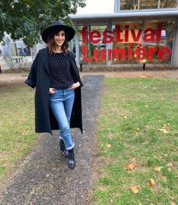 Le pull noir à strass de Elise Chassaing sur son compte Instagram @elisechassaing