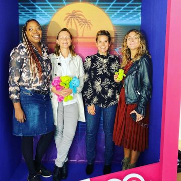 The top black print of Laura Tenoudji on his account Instagram @lauratenoudji