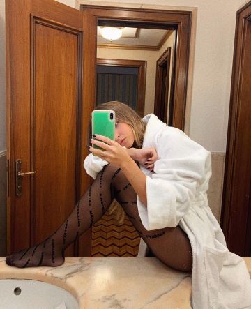 Las medias estampadas Calzedonia de Carla Ginola en su cuenta de Instagram @carla_ginola