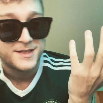 Le maillot Adidas du Red Star porté par Vald dans sa story Instagram @valdsullyvan