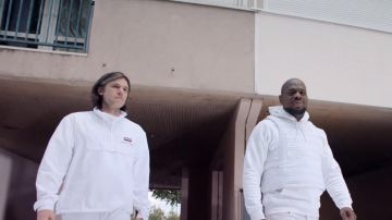 La chaqueta blanca con capucha que Andrea Crews lleva Orelsan en el clip ¿Quién tiene la culpa? de Kery James
