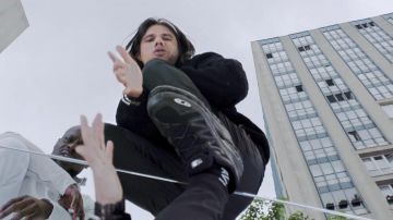 Baskets noires portées par Orelsan dans à qui la faute ? musique vidéo de Kery James