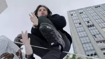 Zapatillas negras usadas por Orelsan en ¿Quién tiene la culpa? video musical por Kery James