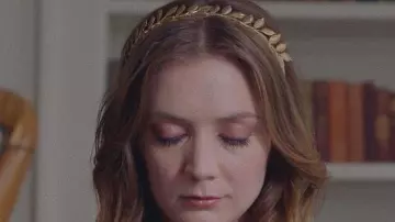 La couronne de laurier portée par Mallory (Billie Catherine Lourd) dans American Horror Story (S08E05)
